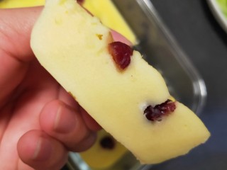 12、蔓越莓蛋糕(蒸),切开即可食用。
