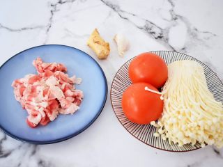 1、番茄金针菇肥牛,准备好材料