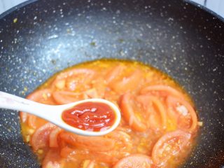 7、番茄金针菇肥牛,加入番茄酱