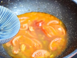 9、番茄金针菇肥牛,加入2碗水