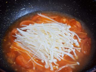 10、番茄金针菇肥牛,大火烧开放入金针菇煮3分钟