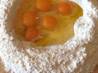 6、意大利肉酱千层面,准备好面粉，打五个鸡蛋