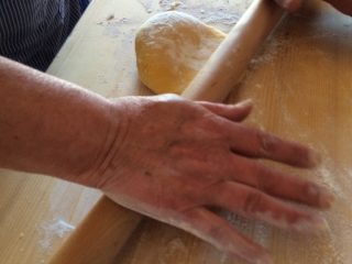 10、意大利肉酱千层面,将面团赶成厚度约一毫米左右的面皮