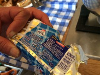 17、意大利肉酱千层面,将25克黄油放入锅中烧制融化后加入少许面粉和半公斤牛奶