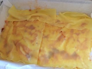 25、意大利肉酱千层面,铺一层煮好的面皮