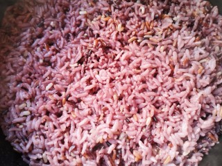 3、紫米饭团,差不多半个小时左右，紫米杂粮饭就蒸好了。