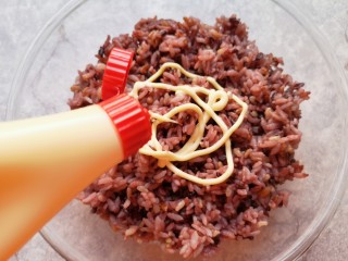 5、紫米饭团,加入沙拉酱。