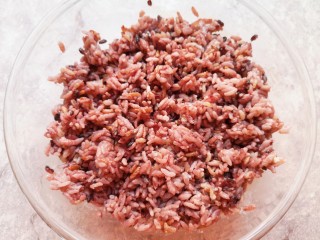 7、紫米饭团,搅拌均匀。