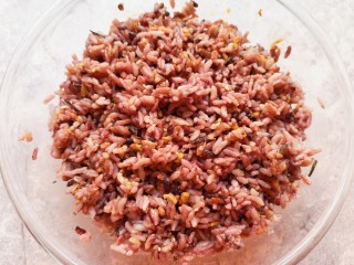 9、紫米饭团,搅拌均匀。