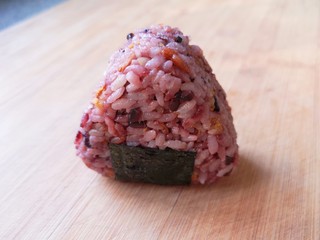 12、紫米饭团,将大片海苔剪开，装饰一下饭团。