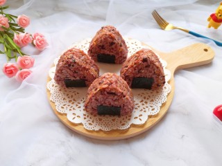 14、紫米饭团,简单易学。