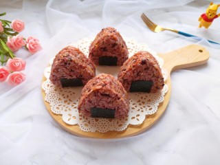 15、紫米饭团,好吃有营养。