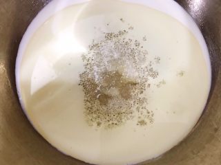 2、戚风小蛋糕,盆里加入玉米油，牛奶和白糖10克搅拌至乳化