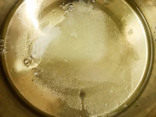 7、戚风小蛋糕,蛋清放入无油无水无蛋黄的盆里，加入白糖30克