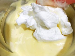 11、戚风小蛋糕,再取剩下的一半蛋白跟蛋黄糊混合