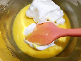 10、戚风小蛋糕,再取两勺蛋白跟蛋黄糊混合均匀