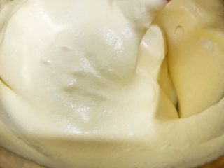 13、戚风小蛋糕,混合好的面团细腻有光泽