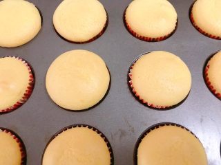 16、戚风小蛋糕,出炉