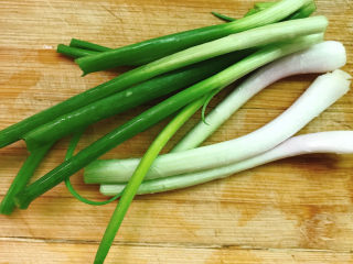 1、胡萝卜蛋炒饭,准备好小葱