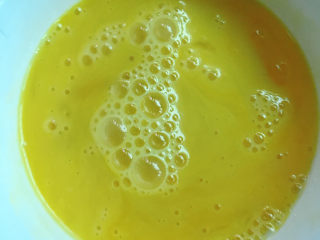 5、胡萝卜蛋炒饭,鸡蛋打散