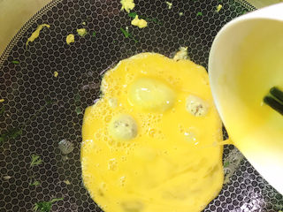 6、胡萝卜蛋炒饭,锅热后放油，油热后倒入蛋液