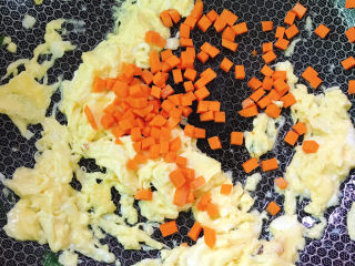 8、胡萝卜蛋炒饭,倒入胡萝卜碎