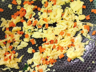 9、胡萝卜蛋炒饭,炒熟