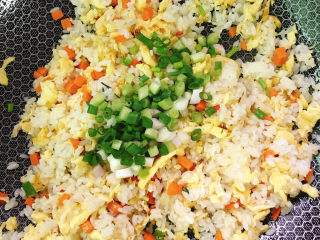12、胡萝卜蛋炒饭,放入葱花
