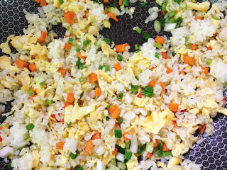 13、胡萝卜蛋炒饭,根据自己口味放盐