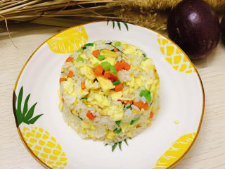 15、胡萝卜蛋炒饭,装盘即可