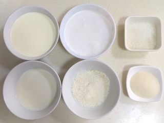 1、椰奶小方,把食材准备齐全。