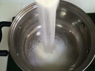 2、椰奶小方,把细砂糖和吉利丁粉倒入不锈钢锅内。