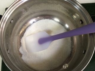 3、椰奶小方,用刮刀搅拌均匀。