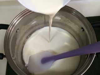 4、椰奶小方,继续在锅内加入牛奶、淡奶油以及椰浆。