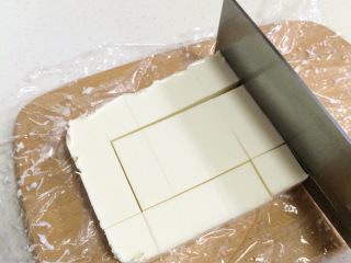 6、椰奶小方,冷藏完毕，从冰箱取出，用刀切小方块。