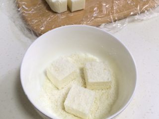 7、椰奶小方,把小方块都裹上满满椰蓉即可。