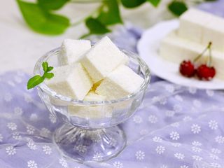 8、椰奶小方,这样雪花糕就完成了。