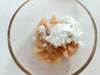 1、宝宝辅食：三文鱼鸡肉米披萨,在鸡肉中加入少许玉米淀粉和盐腌制5-10分钟。