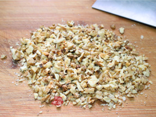 7、芝麻核桃酥,核桃仁和黑芝麻分别用微波炉高火叮两分钟，放凉后就酥脆可口。然后将核桃仁切碎，不要切的太碎，有点颗粒状嚼起来才有层次感；