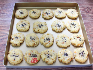 11、芝麻核桃酥,用手掌逐一把小面团按扁，中间撒点黑芝麻；