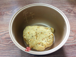 9、芝麻核桃酥,揉均匀面团，静置片刻；