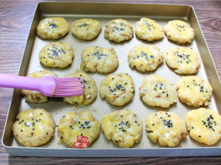 12、芝麻核桃酥,表面刷一层蛋黄液；