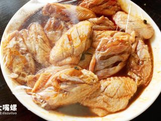4、劲脆特制炸鸡翅丨大嘴螺,套上保鲜膜，放入冰箱内腌制1晚