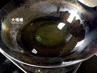 10、劲脆特制炸鸡翅丨大嘴螺,热锅，放入适量油，以盖过鸡翅的量为最佳