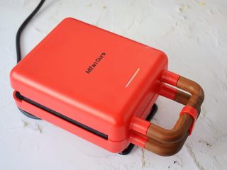 5、华夫饼,华夫饼机插上电源预热，等指示灯自动灭时