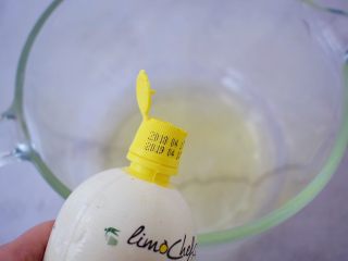 11、棉花纸杯蛋糕,蛋清加入柠檬汁，用电动打蛋器打发至粗泡