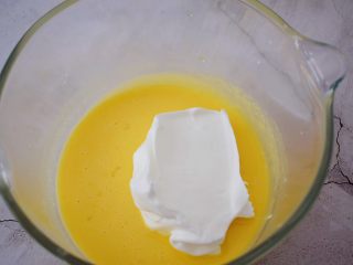 14、棉花纸杯蛋糕,先取三分之一的蛋白霜加入蛋黄中，翻拌均匀