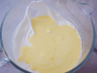 15、棉花纸杯蛋糕,再把拌匀的蛋黄糊倒回蛋白霜中