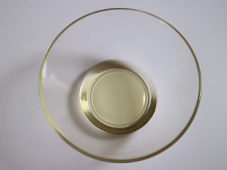 1、日式泡芙蛋糕卷,先来制作蛋糕体,打蛋盆里放入植物油