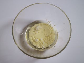 2、日式泡芙蛋糕卷,接着加入牛奶